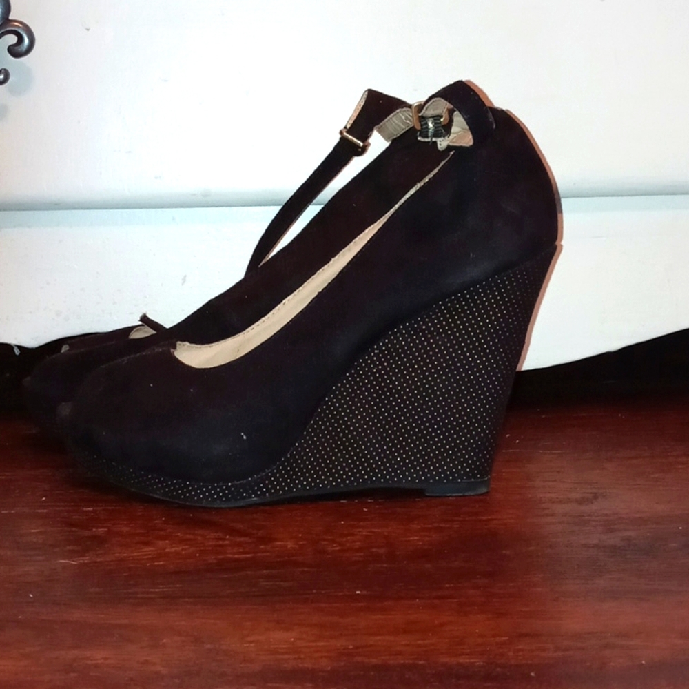 Black wedges